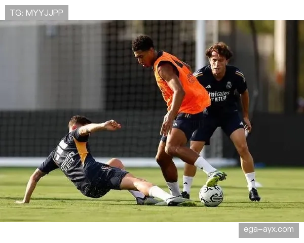 贝林厄姆训练日像拼命三郎，街拍里像银行VIP，看到价签我直接飘了