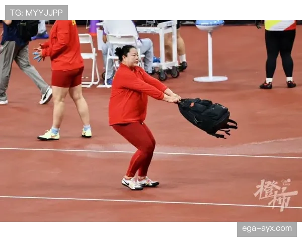 史梦瑶训练完顺手买了个包，价格够我交三年房租